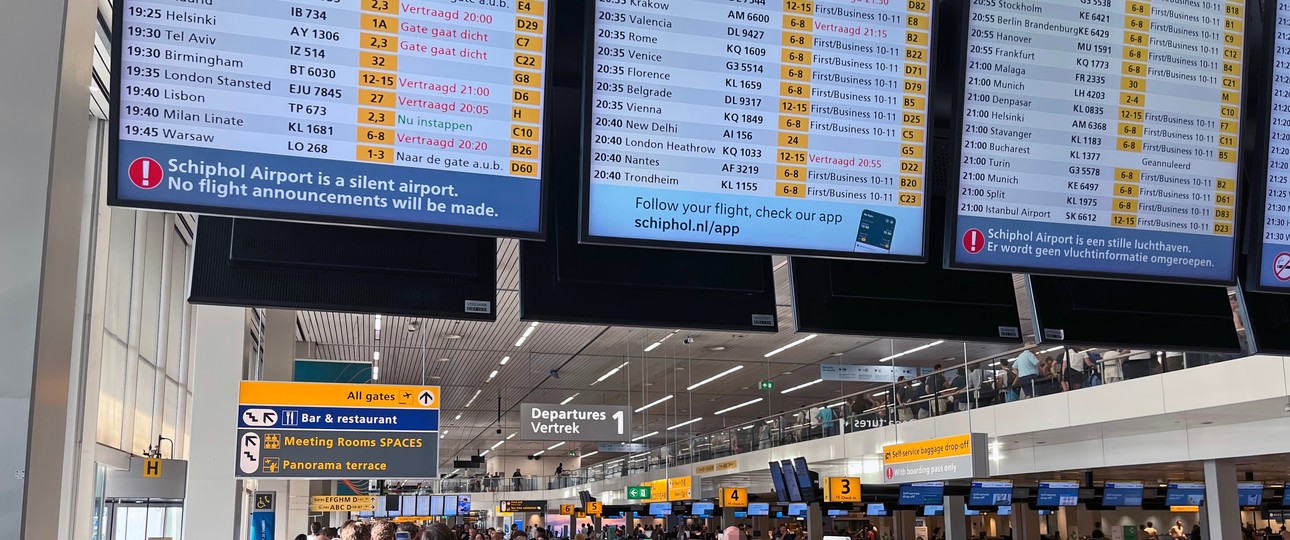 Warteschlangen am Flughafen Amsterdam Schiphol: Diese Mal wegen einer eingestürzten Decke.