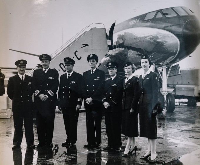 Die Crew von Boac British Overseas Airways Corporation beim Erstflug über den Atlantik.