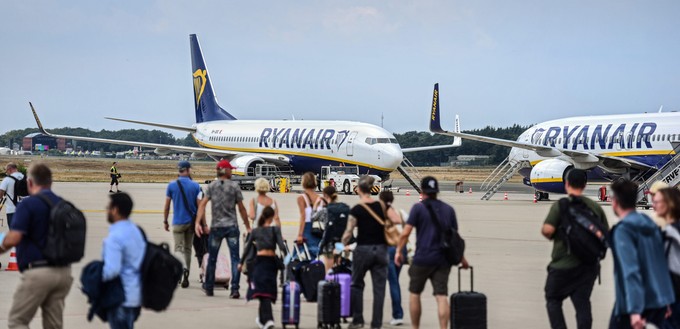 <strong>Weeze</strong>

1. Ryanair: 2,7 Millionen
2. Sky Express: 42.000
3. -