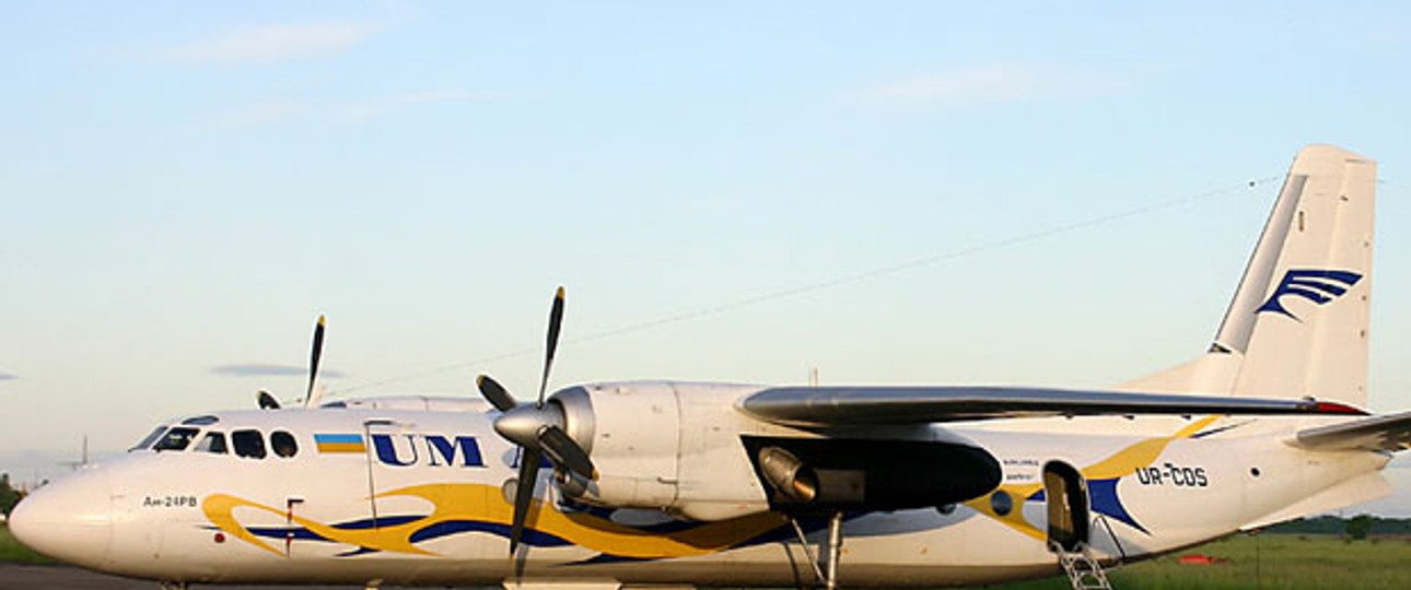 Eine Antonow A-24 am Flughafen im ukrainischen Uzhhorod
