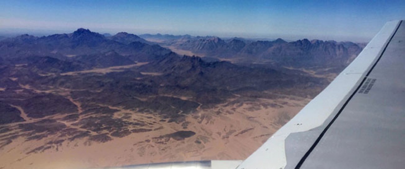 ...das schließt auch Privatflieger ein, wo das Risiko deutlich höher ist. Pro einer Million Passagiermeilen gibt es in der kommerziellen Luftfahrt nur 0,003 Todesfälle. Im Auto sind es 0,61.