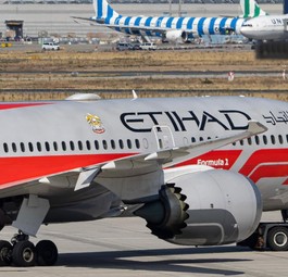 Flugzeug von Etihad in Frankfurt, im Hintergrund unter anderem Condor-Jets: Die Fluglinien aus den Emiraten dominieren das Geschäft.