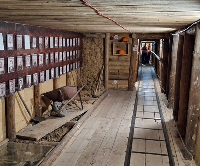 Ein Teil der Tunnelanlage unter der Piste: Er wurde inzwischen komfortabel ausgebaut und kann begangen werden.