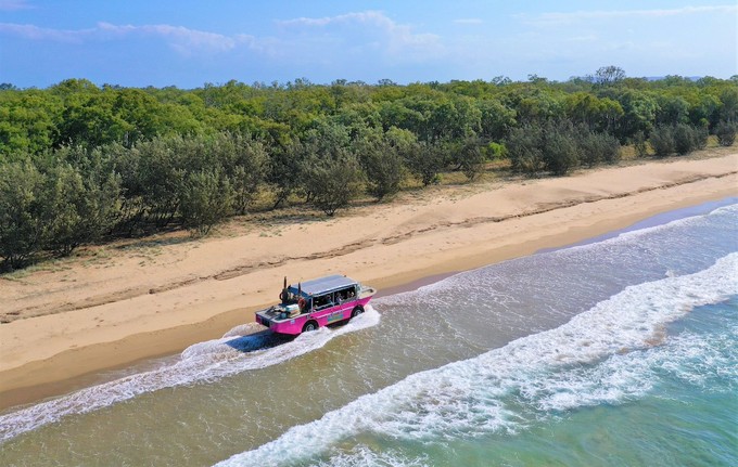 Mit dem Amphibienbusboot am Strand entlang