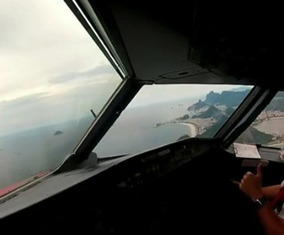 Cockpit-Kamera: Den Piloten gefällt die Aussicht offenbar auch.