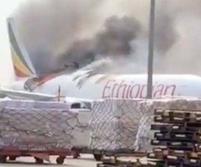 Boeing 777 F gerät in Shanghai in Brand