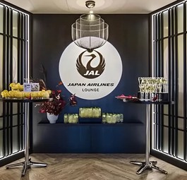Eingang der Japan Airlines Lounge im Anfield Stadium: Aufenthalt für Fußballfans.