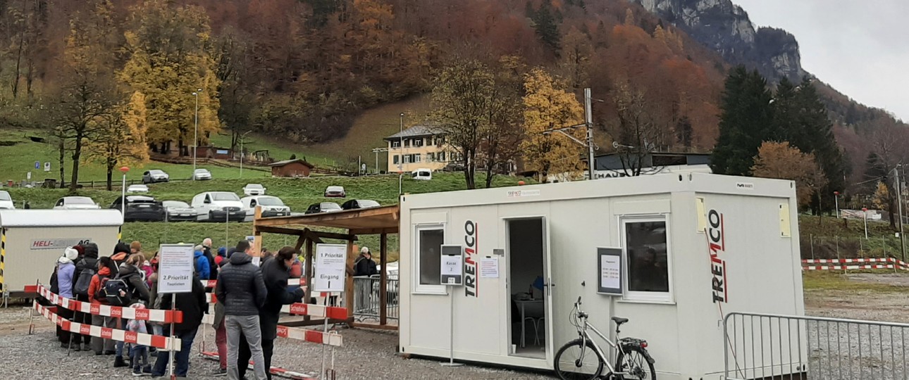 Das Check-in auf dem Parkplatz der Standseilbahn.