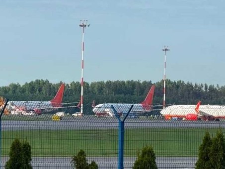 Drei Boeing 737-800 am Flughafen Minsk: Die Flugzeuge flogen zuvor für Sky Up Airlines. 