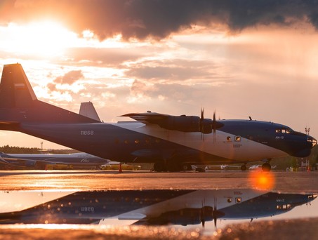 Eine Antonov An-12: Das Flugzeug kann bis zu 20 Tonnen Fracht transportieren.  