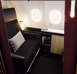 Die Suite in der First Class wird wie auch bei Lufthansa ganz verschließbar sein. Sie bietet einen 117 Zentimeter breiten Sitz, der sich in ein Bett verwandeln lässt und einen 27-Zoll (Fenster-Suite) oder sogar 43-Zoll-4K-Bildschirm (Zentrum). Der Sitz lässt sich heizen oder kühlen.