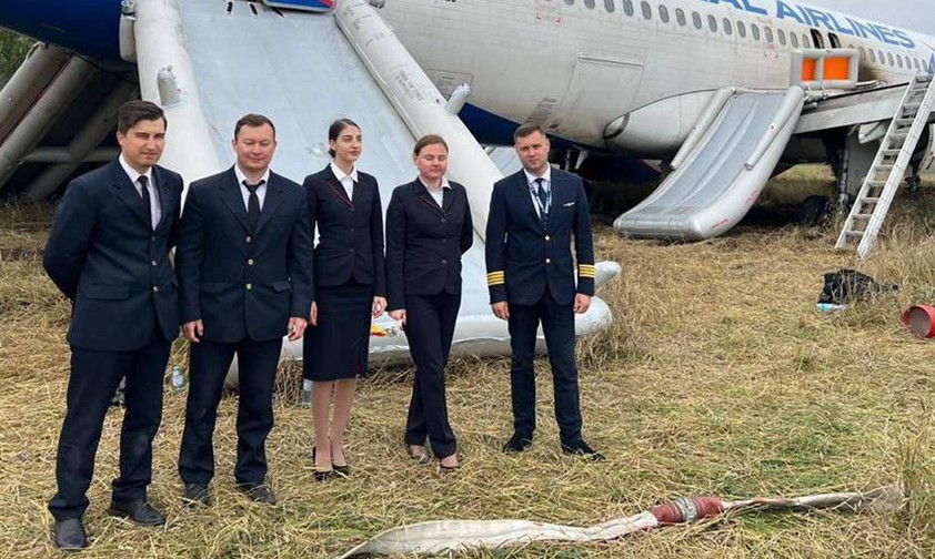 Die Crew von Ural Airlines nach der Notlandung.