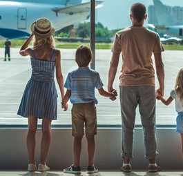 Familie am Flughafen: Es gibt verschiedene Gründe, weshalb auf Flugreisen verzichtet wird.