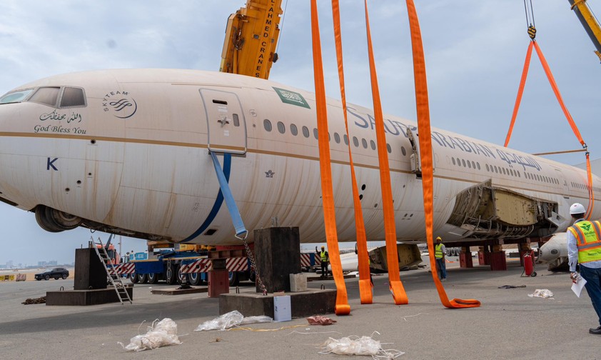 Vorbereitung einer der drei Boeing 777-200 von Saudia, die ...