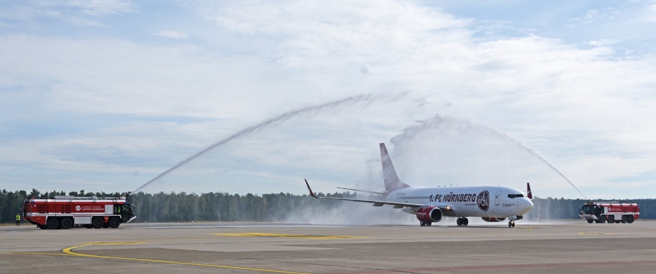 Willkommen in der Heimat: Die Boeing 737 von Corendon Airlines wird mit Wasserfontäne in Nürnberg begrüßt.