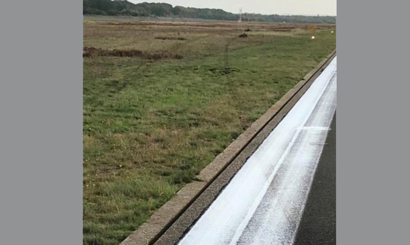 Spuren im Gras: Die Maschine geriet am Ende zurück auf die Piste.