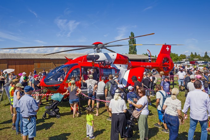 Der Publikumsandrang - wie hier bei einem Airbus H-145 der Rega - war riesig. 