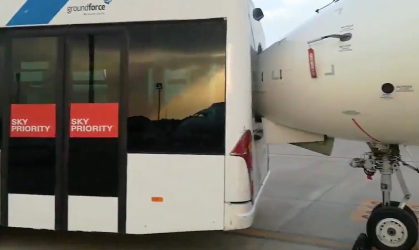 Der Unfall: CRJ und Bus stießen zusammen.