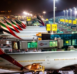 Emirates-Flugzeuge am Dubai International Airport: Der Flughafen wird für Milliarden ertüchtigt.