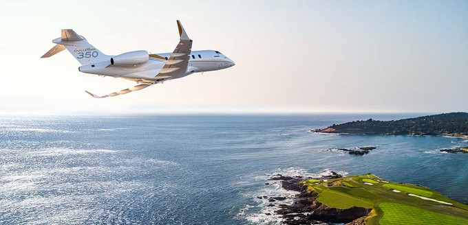 Platz 3 - Bombardier Challenger 300/350

Wie auch die Phenom 300 kommt der Bombardier Challenger300/350 laut WingX 195.750 Flüge beziehungsweise 5,5 Prozent aller Flüge.  Die von Bombardier Aerospace erdachte Challenger 300 eignet sich dank ihrer beachtlichen Reichweite von 5.700 km für Interkontinentalflüge, was Direktflüge wie Paris-New York ermöglicht. Ausgelegt ist das Flugzeug für bis zu acht Passagiere. Der Super Midsize-Jet ist dank seiner breiten Kabine mit flachem Boden und Stehhöhe sehr beliebt. Zudem gilt die Challenger 300 als sehr effizient.