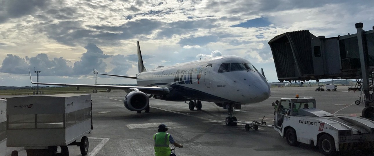 EMbraer-Jet von Azul am Gate: Die Flotte wird kleiner.