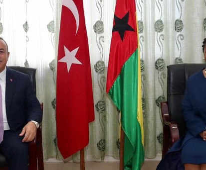 Türkischer Außenminister Çavusoglu und Amtskollegin Barbosa aus Guinea-Bissau: Das Kooperationsabkommen sieht auch Bau eines Flughafens vor.