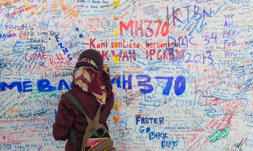 Gedenkwand für die Opfer von MH370: Gibt es bald eine neue Suche?