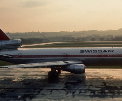 Der Absturz von American-Airlines-Flug AA191 im Jahr 1979 war nach den Anschlägen vom 11. September 2001 der schwerste Luftfahrtunfall in den USA. Alle 271 Insassen der <strong>McDonnell Douglas DC-10</strong> kamen ums Leben, als der Jet kurz nach dem Start verunglückte. Die Federal Aviation Administration entzog der DC-10 daraufhin für etwa einen Monat die Lizenz. Wie sich schliesslich herausstellte, war aber falsche Wartung die Ursache für den Absturz.