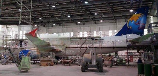 Airbus A320 im Hangar: Die Vorbereitungen sind abgeschlossen, längst fliegt die D-ASPI.