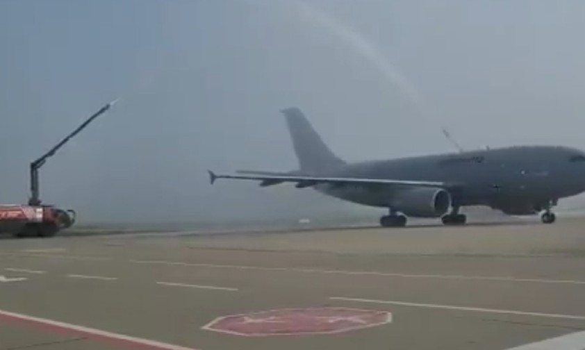 Der Airbus A310 mit dem Kennzeichen 10+23 wurde am Morgen des 3. September 2021 in Hannover mit Wasserfontänen verabschiedet: Nun wird er ein Restuarant.