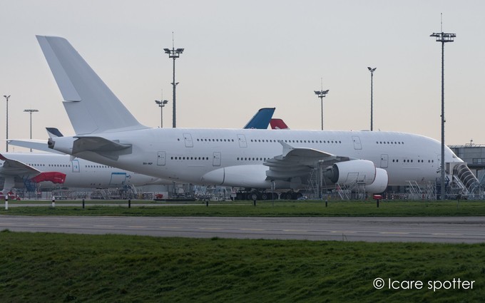 Seit Kurzem trägt die Maschine eine weiße Lackierung: Der ehemalige A380 von Hi Fly A380 am Flughafen Toulouse.