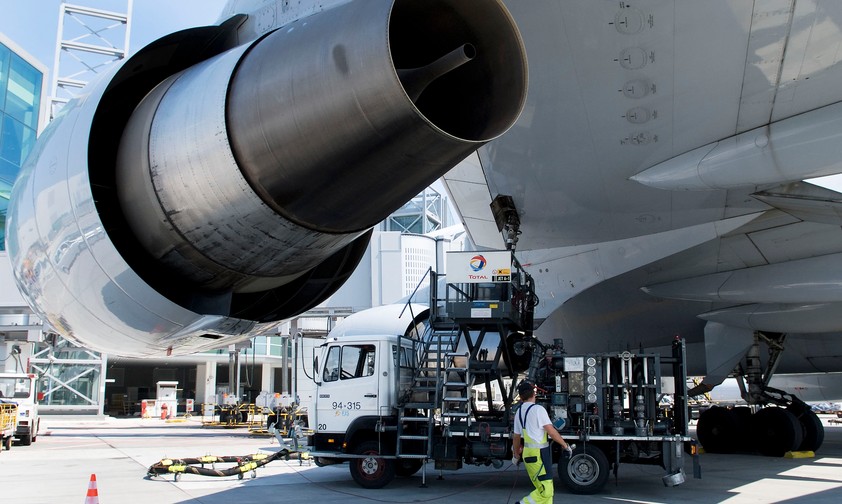 Betankung einer Boeing 747 von Lufthansa: IN Frankfurt ist Kerosin knapp.