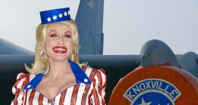 Dolly Parton vor der Miss Dolly: Das Flugzeug gibt es immer noch. 