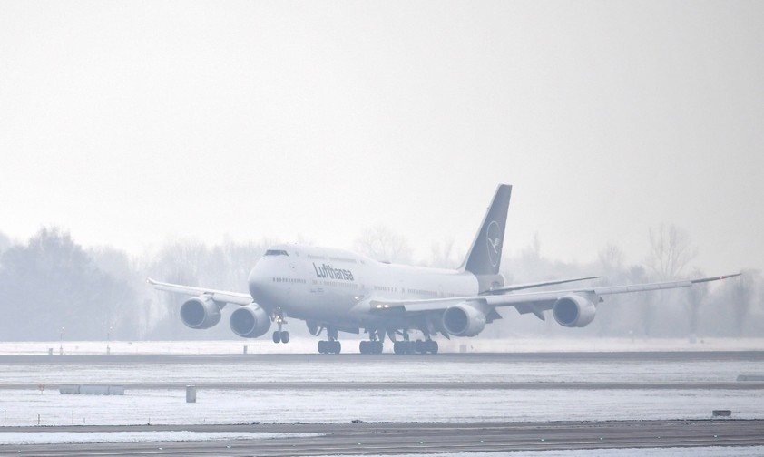 boeing 747-8 lufthansa piste schnee