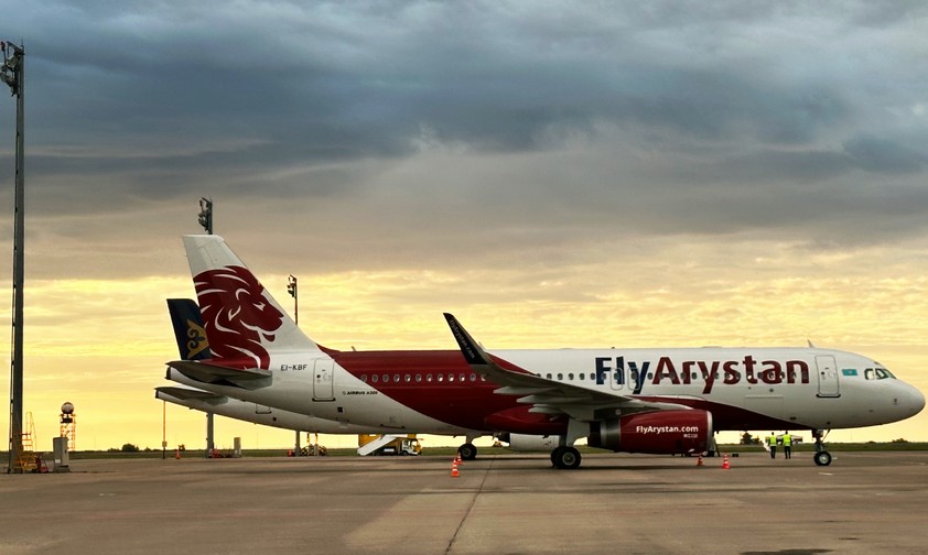 Jets von Air Astana und Fly Arystan: Konkurrierende Schwestern