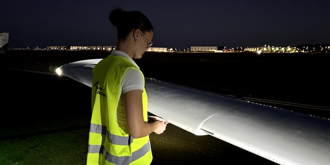 Danach prüft sie bei einem Rundgang das Flugzeug - etwa ob Ventile nicht verstopft ...