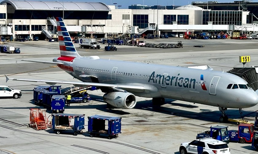 Airbus A321 von American Airlines am Flughafen Los Angeles: Kleinere Fluglinien werfen den vier großen fehlenden Wettbewerb durch deren Bonusprogramme vor.