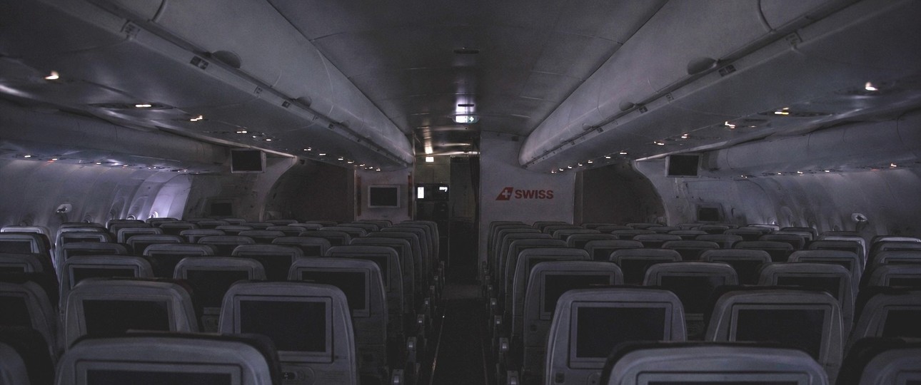 Flugzeugkabine in der Nacht: Risiko von Diebstahl.
