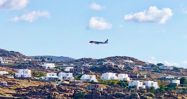 Flugzeug im Anflug auf Mykonos: Im Sommer ist hier besonders viel los. 
