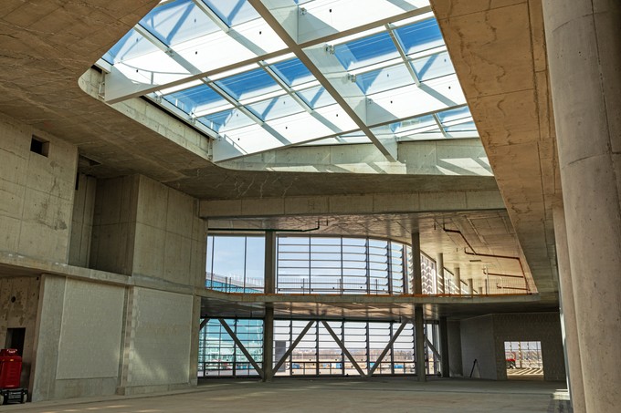 Der Rohbau mit einer lichtduchfluteten Decke. 