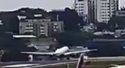 Embraer E195-E2 von Azul: Das Flugzeug hebt erst kurz vor dem Ende der Piste ab.