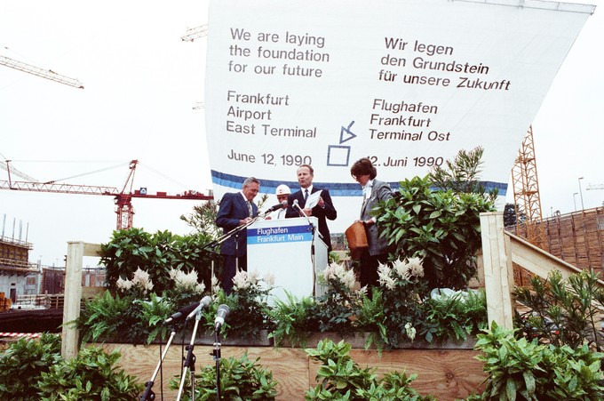 Die Grundsteinlegung für Terminal 2 im Jahr 1990. Es heiß zuerst noch Terminal Ost ...