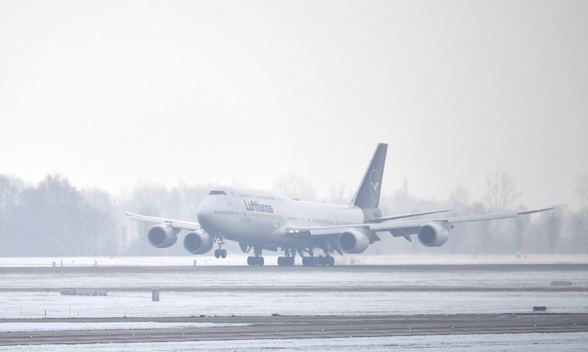 boeing 747-8 lufthansa piste schnee