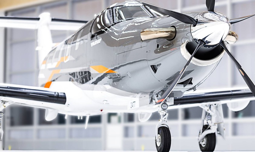 Die neue Pilatus PC-12 Pro im Hangar. Die neue Version hat neue Farben und ein Facelift erhalten.