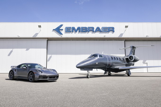 Flugzeug und Auto - für zehn zahlungskräftige Kunden als Set.