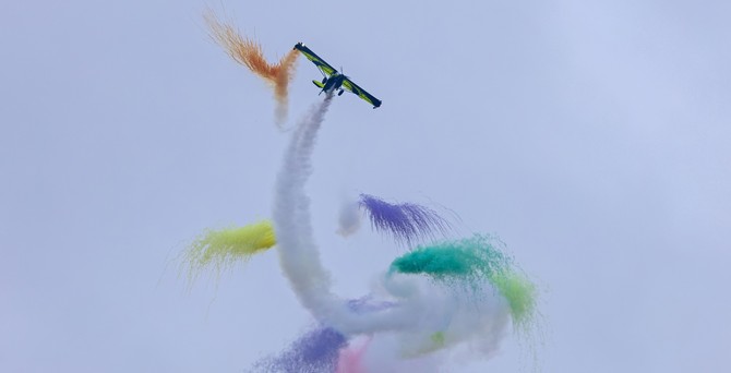 Eine Skyreach Bush Cat bitet ein farbenfrohes Programm: Das Wetter machte der Flugshow einen Strich durch die Rechnung.