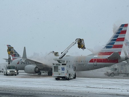 American-Airlines-Flugzeuge werden enteist: Ein Wintereinbruch für zu hunderten von Flugausfällen.