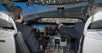 Piloten im Dreamliner-Simulator: Noch in diesem Jahr soll ein Algorithmus mit Simulatorflüge starten.