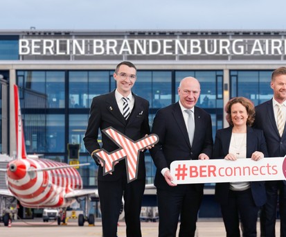 Berlins Regierender Bürgermeister Kai Wegner (2. v. l.), BER-Chefin Aletta von Massenbach (Mitte) und Condor-Chef Peter Gerber (2- v. r.), eingerahmt von Condor-Flugbegleitenden.