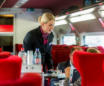Rot statt blau: KLM-Passagiere zwischen Brüssel und Amsterdam fahren bald vermehrt in Thalys-Zügen.
